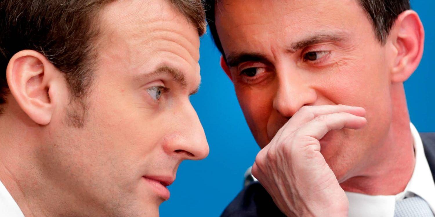 Manuel Valls (till höger) och den dåvarande ekonomiministern Emmanuel Macron vid ett möte 2015. Arkivbild.