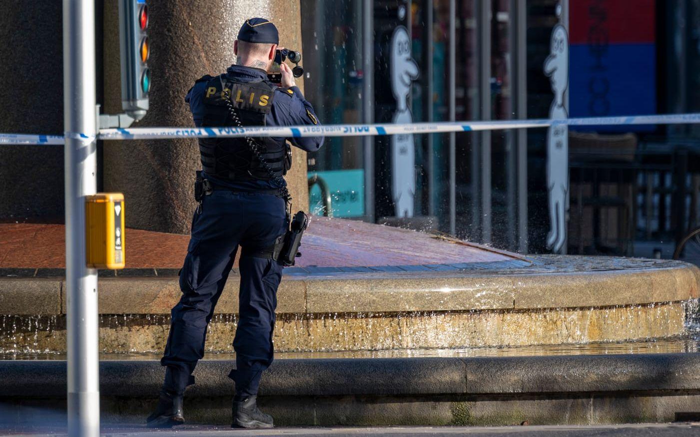 Polis och avspärrningar på Södra Förstadsgatan vid Triangeln i Malmö efter larm om ett misstänkt farligt föremål på tisdagen.