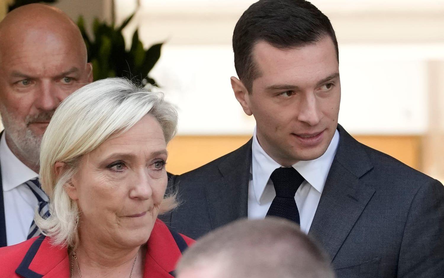 Nationell samlings ordförande Jordan Bardella och partiledaren Marine le Pen ser inte ut att kunna få absolut majoritet i det franska parlamentet efter den andra omgången den 7 juli. Arkivbild.
