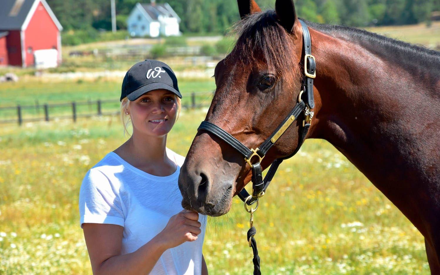 Maria Törnqvist betraktas som ett lovande tränarämne och har tilldelats Joakim Sandkvist Stipendium, som premierar unga framtidslöften inom travsporten. För tillfället har hon runt 25 hästar i träning. Bild: Jan Larsson