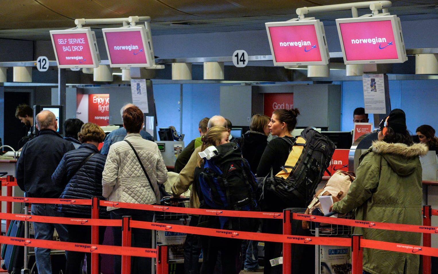 Passagerare i kö vid till Norwegians incheckningsdiskar. Arkivbild. 