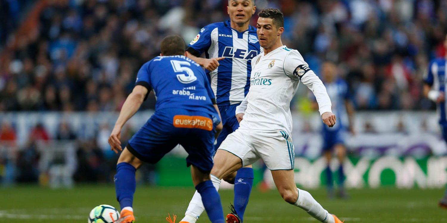Real Madrids Cristiano Ronaldo, höger, sänkte Guidettis Alaves med två mål.