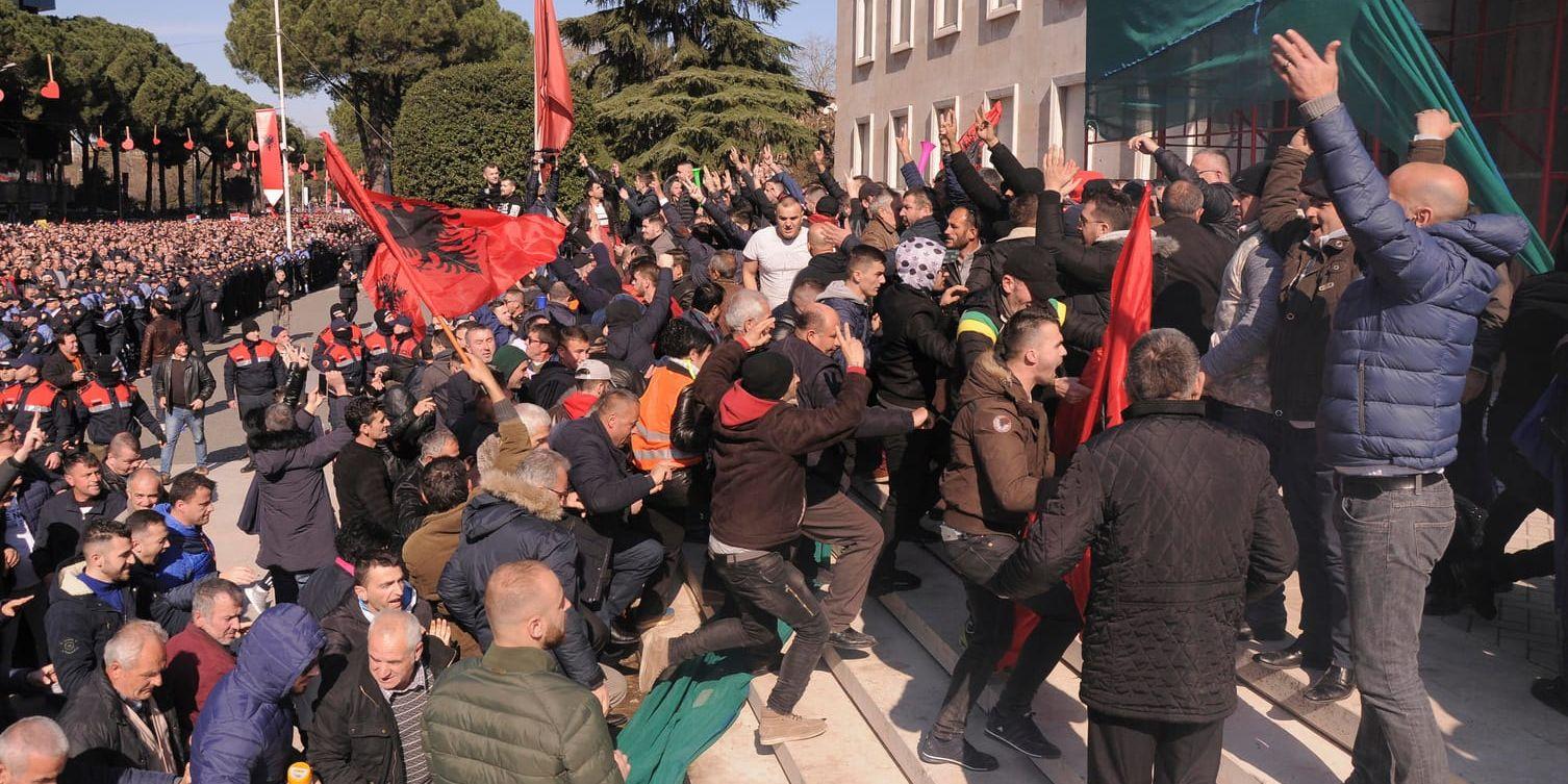 Anhängare till den albanska oppositionen protesterade utanför parlamentet och vissa tog sig ända fram till entrén.