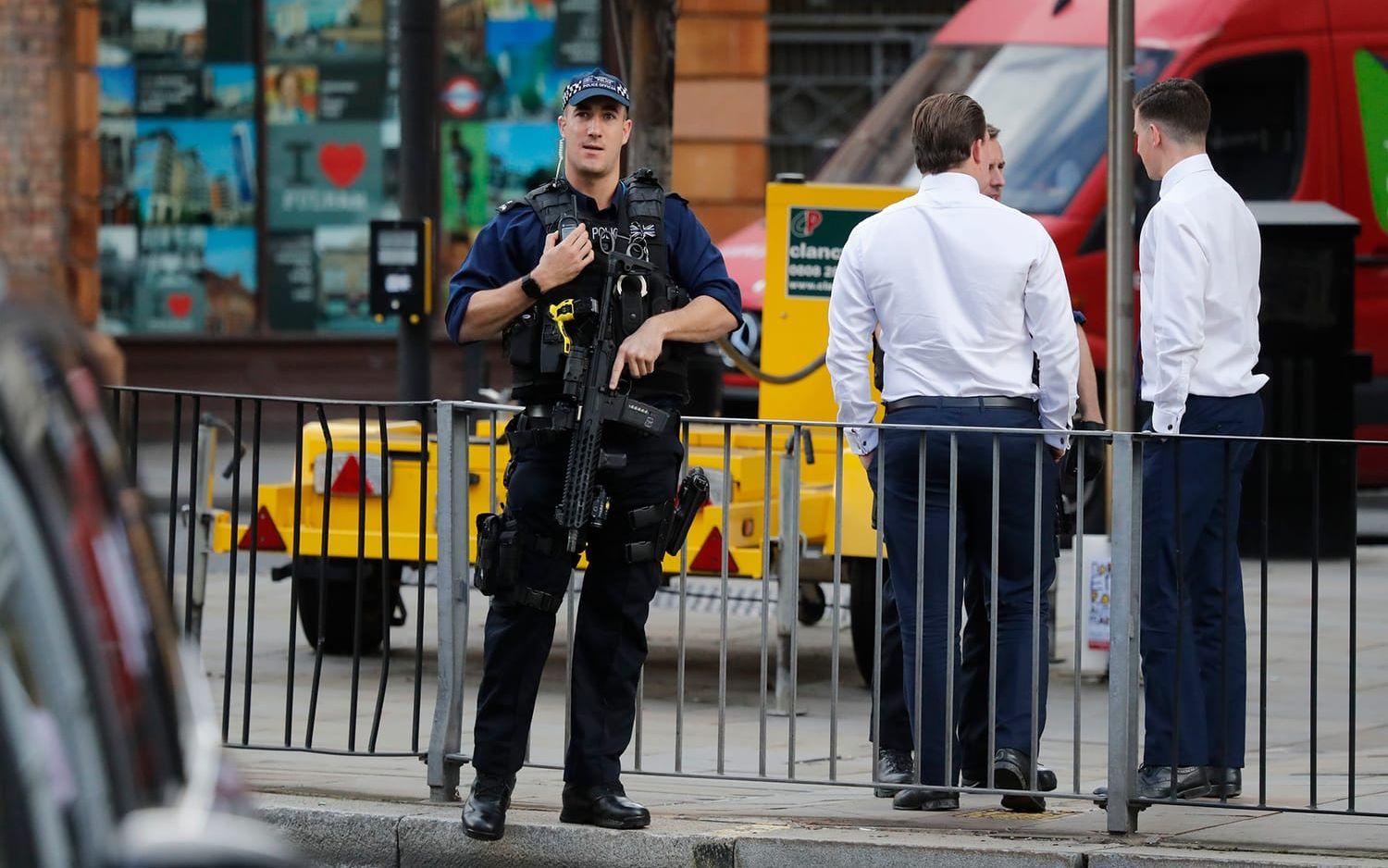 En tungt beväpnad polis posterad nära t-banestationen Parsons Green i London. FOTO: Frank Augstein/AP
