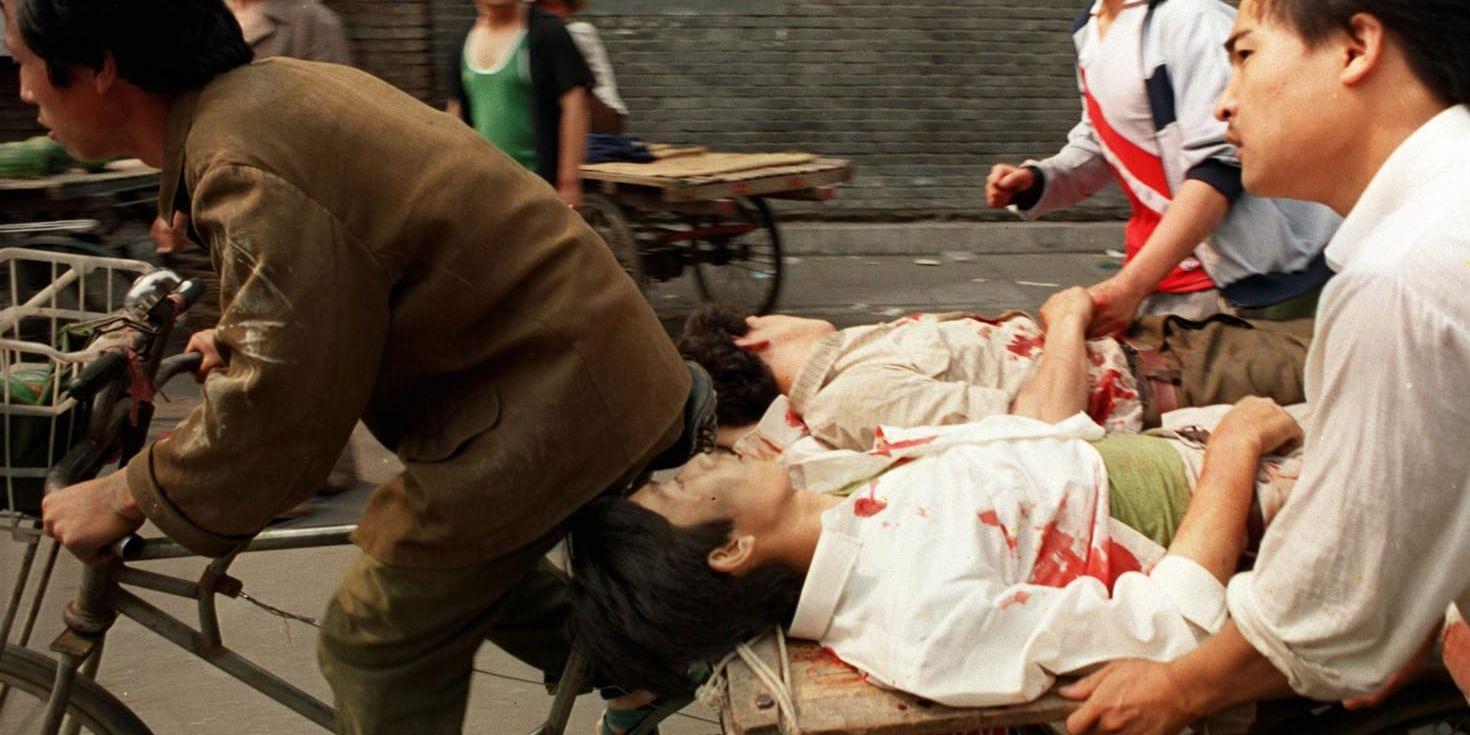Många av de som skadades under massakern på Himmelska fridens torg i Peking 1989 fördes till sjukhus av meddemonstranter på cykel. Än i dag är det oklart hur många som miste livet i den kinesiska militärens angrepp på demonstrationen, men tusentals tros ha dödats eller skadats. Arkivbild.
