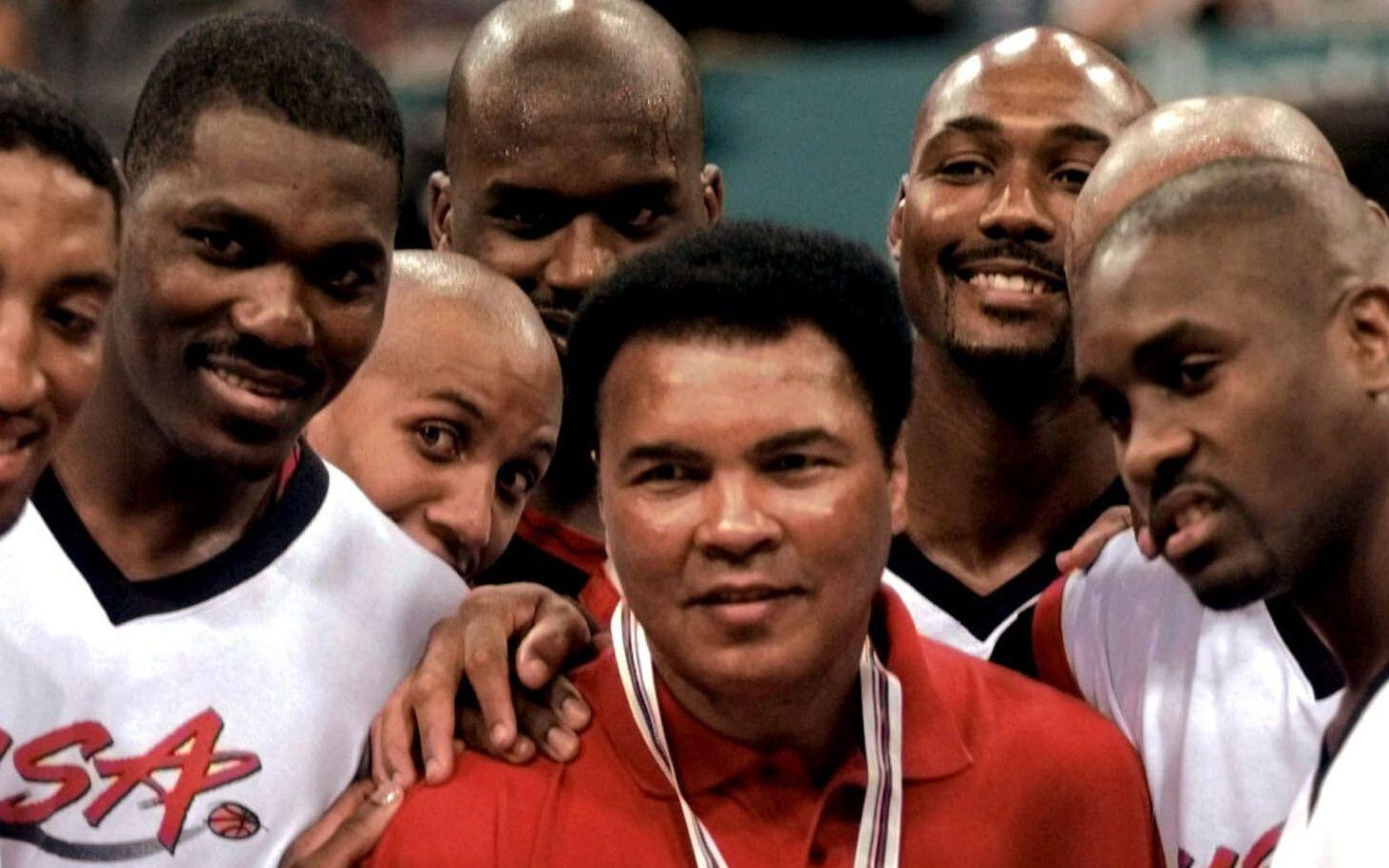 1996-upplagan av Dream Team, från vänster: Scottie Pippen, Hakeem Olajuwon, Reggie Miller, Shaquille O'Neal, Karl Malone and Gary Payton. Här tillsammans med Muhammad Ali. Foto: TT
