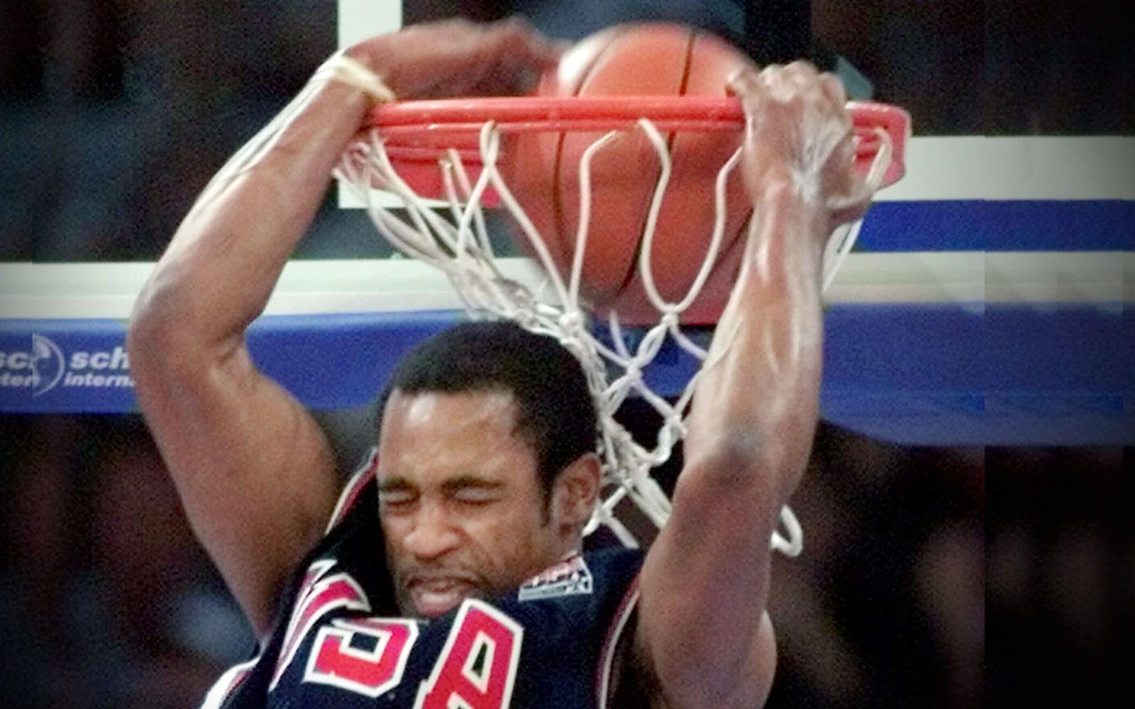 Lagetet i Sydney 2000, saknade flera av de största NBA-stjärnorna – exempelvis Shaquille O'Neal och Kobe Bryant. Men Vince Carter bjöd på stor show och dunken – över fransmannen Frederic Weis – i finalen är en klassiker. Foto: TT