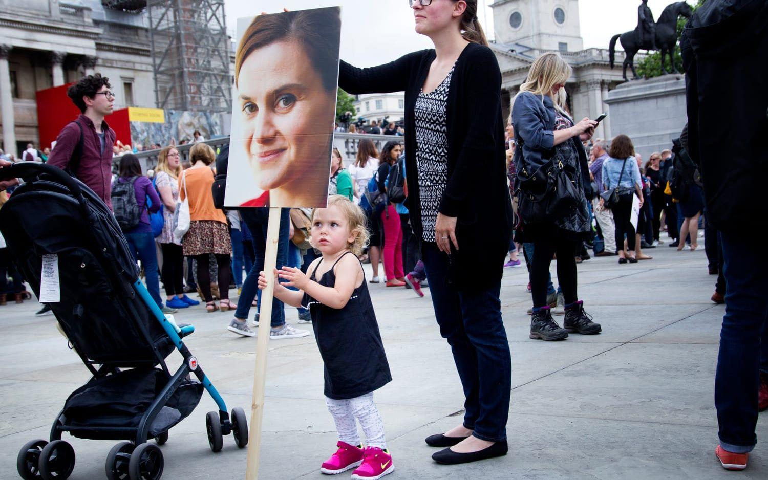 Minnesstund och hyllning till politikern Jo Cox på Trafalgar square i London. Jo Cox mördades förra veckan under pågående kampanjarbete. Bild: Frida Winter
