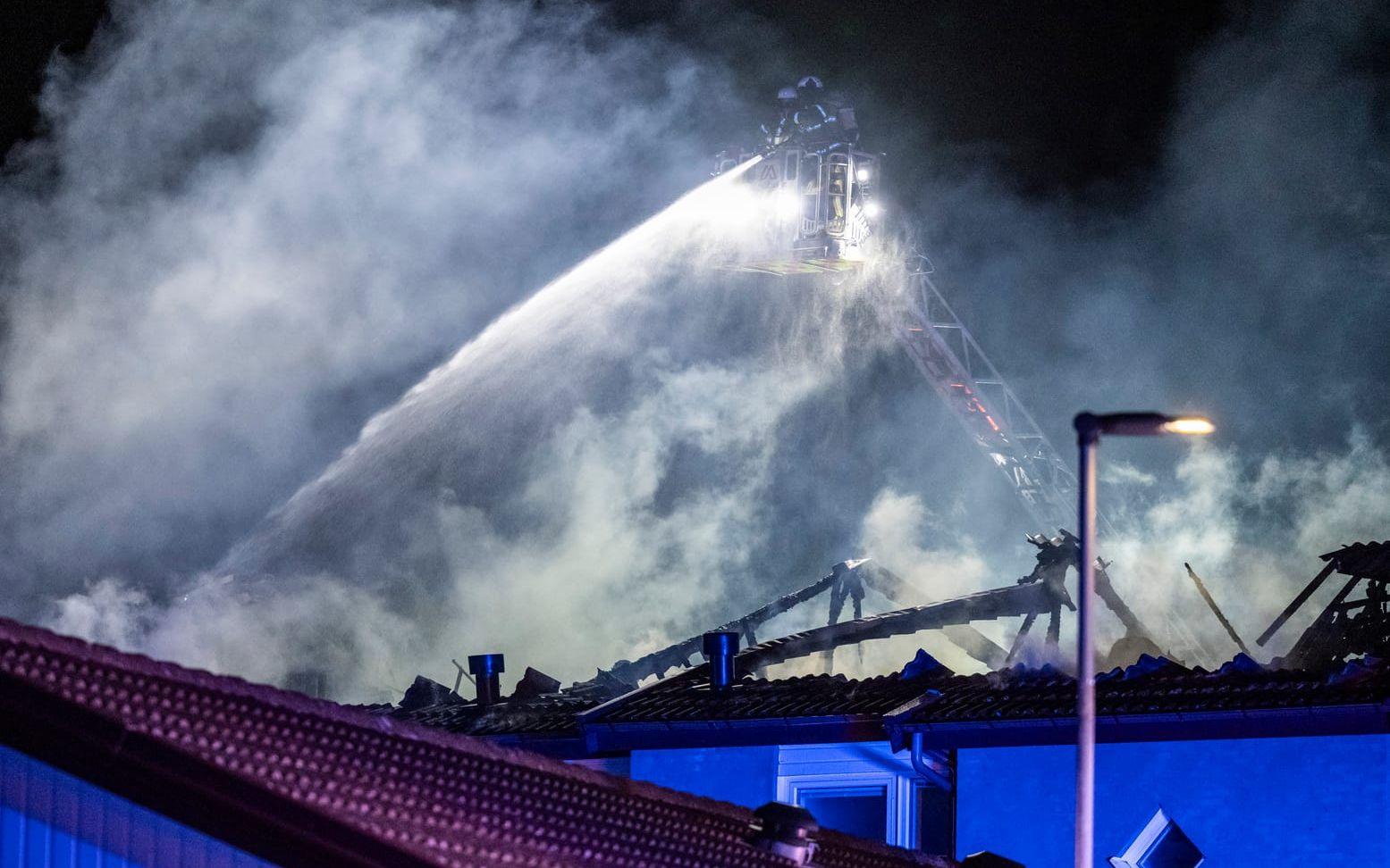Räddningstjänsten på plats och bekämpar en brand i ett radhus i Hjärup mellan Lund och Malmö på måndagskvällen. Arkivbild.