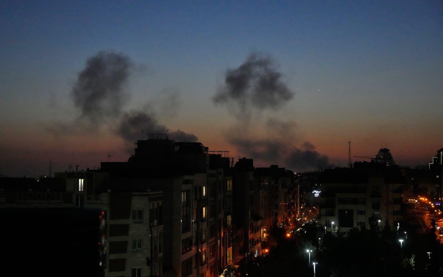 Rök stiger på fredagskvällen över Irans huvudstad Teheran efter amerikanska och israeliska attacker.