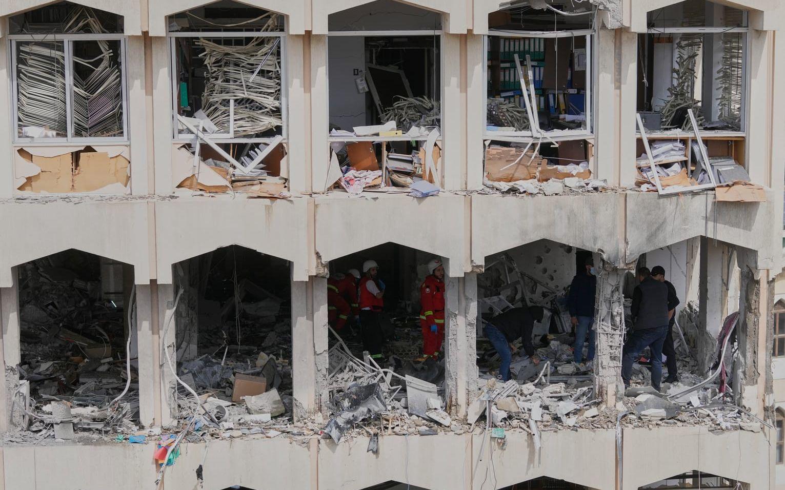 Israel attackerar även Libanon, som här i den libanesiska kuststaden Saida.