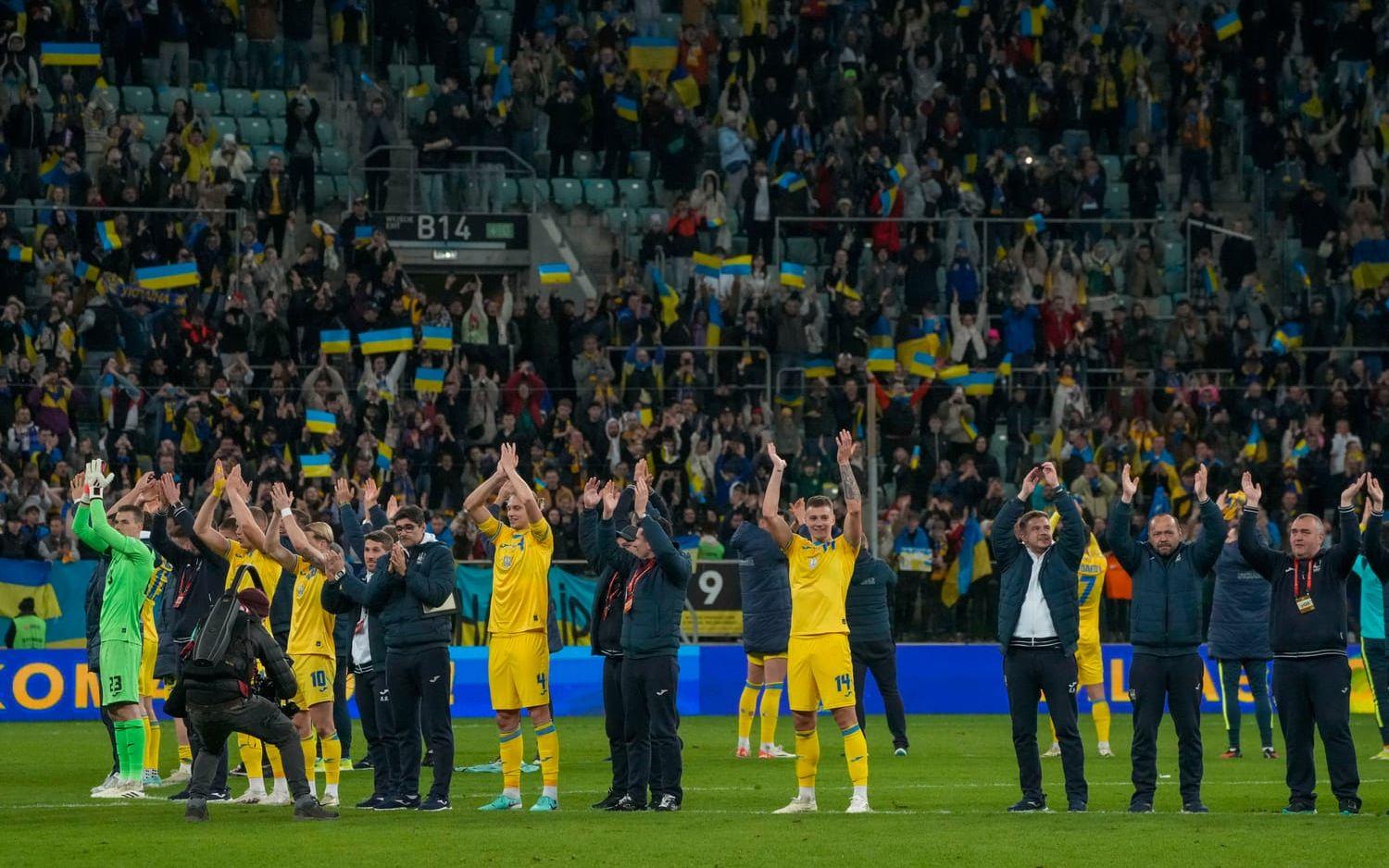 Ukrainska spelare efter att avancemanget till EM blev klart. Arkivbild.