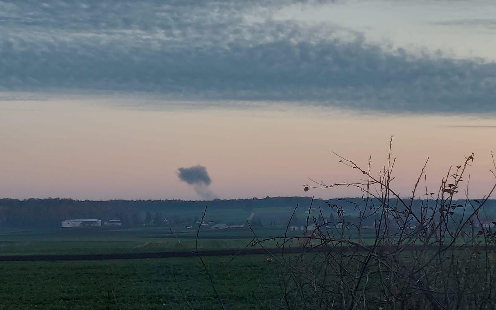 Rök efter explosionen i Polen, nära gränsen mot Ukraina, sedd från Nowosiolki.