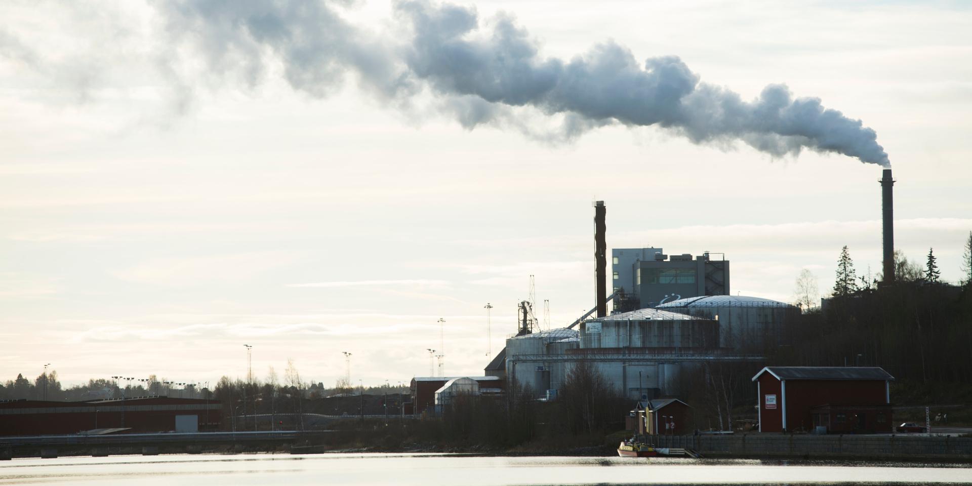 Råvaror och energi kan sparas om industrivarorna importeras i stället för att belasta Sverige, skriver Magnus Rönnmark.