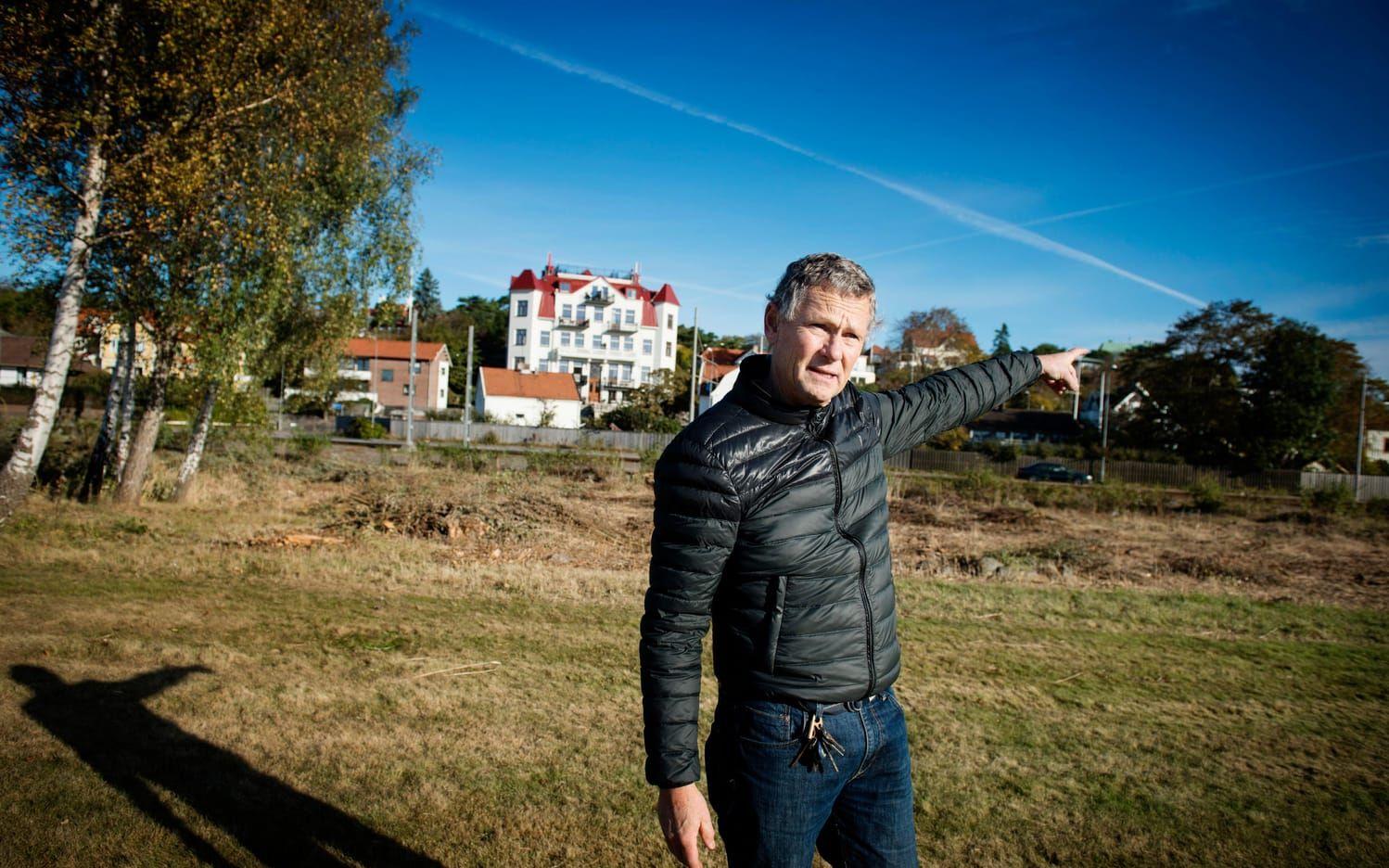 Svante Magnusson bor i Långedrag och var med och protesterade mot det planerade byggandet av ett tillfälligt flyktingboende Han äger också en tomt som han var rädd skulle sjunka i värde om byggplanerna hade gått igenom.