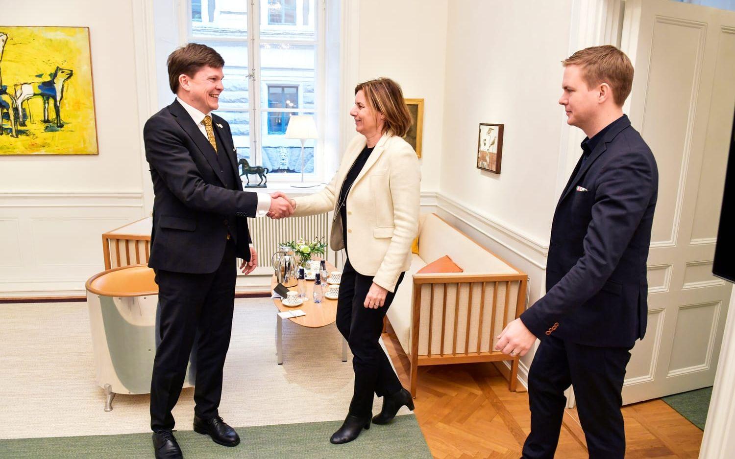 2019 hette MP:s språkrör Isabella Lövin och Gustav Fridolin. Här med talman Andreas Norlén. Båda satt i regeringen med S.