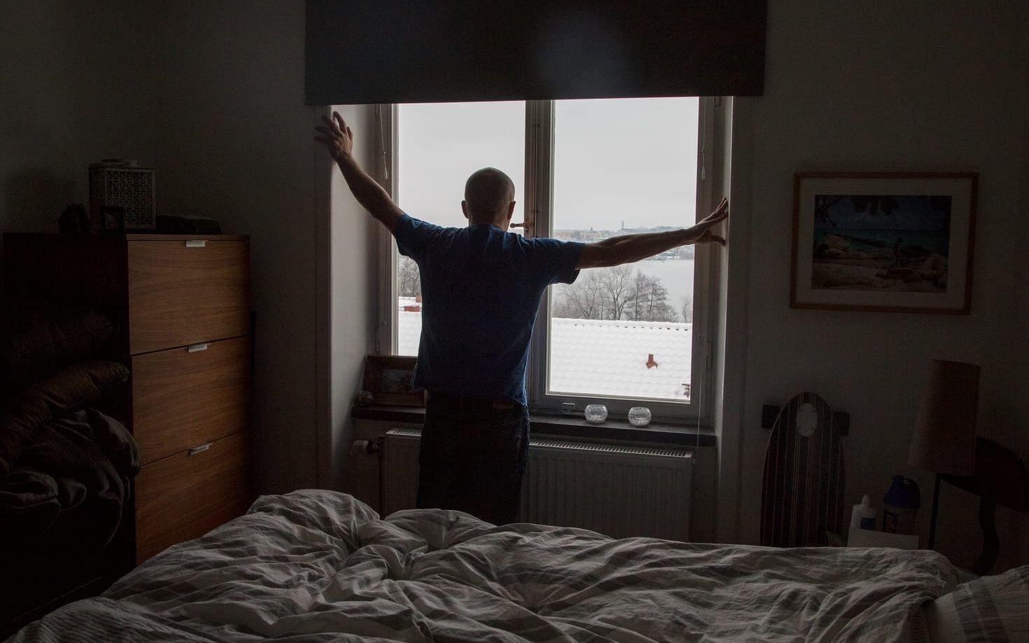 Ensamma människor, vars räkningar betalas via autogiro, kan efter sin död bli liggande länge utan att någon saknar dem. Bilden är en illustration.