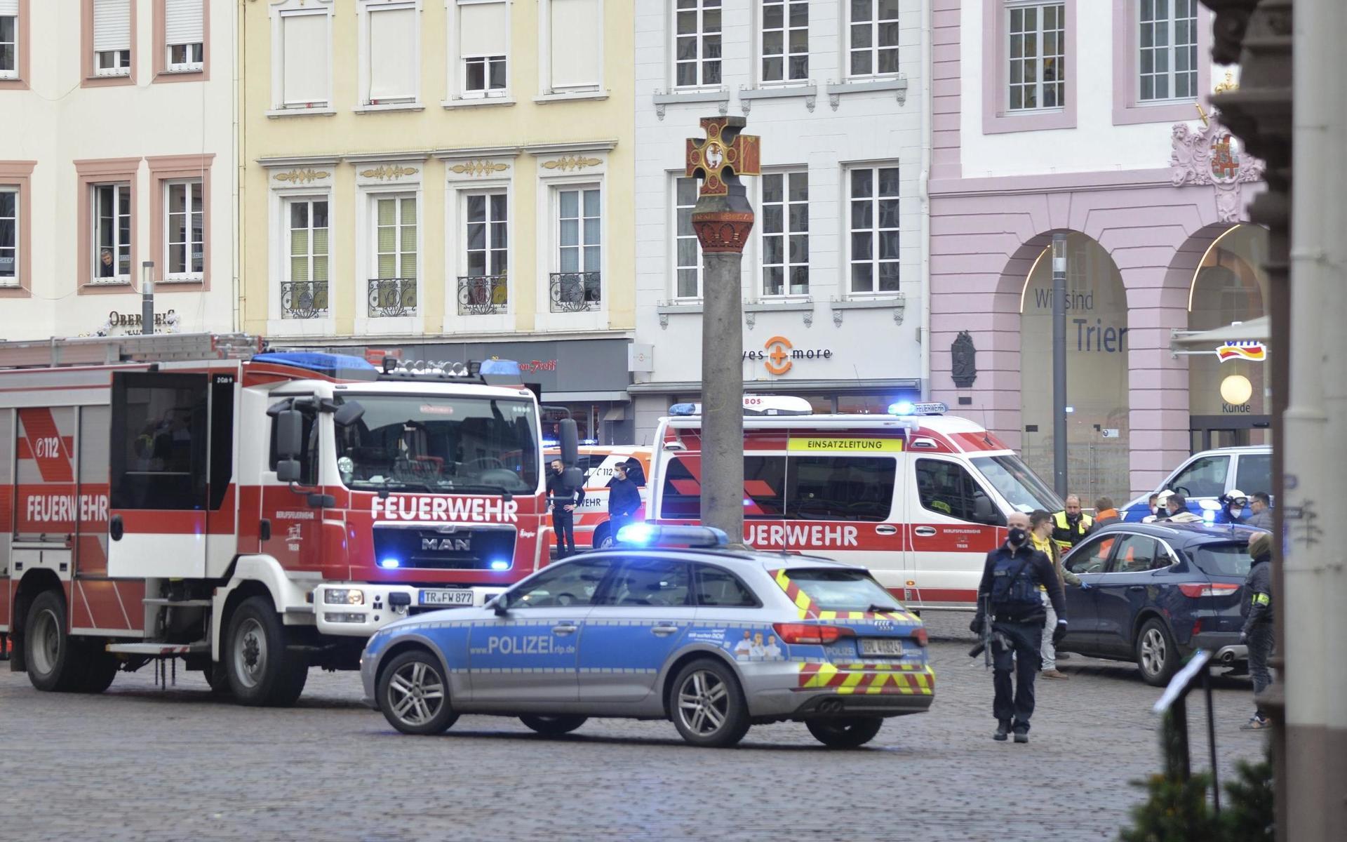 En bil har kört in i på en gågata i Trier i förbundsstaten Rheinland-Pfalz.