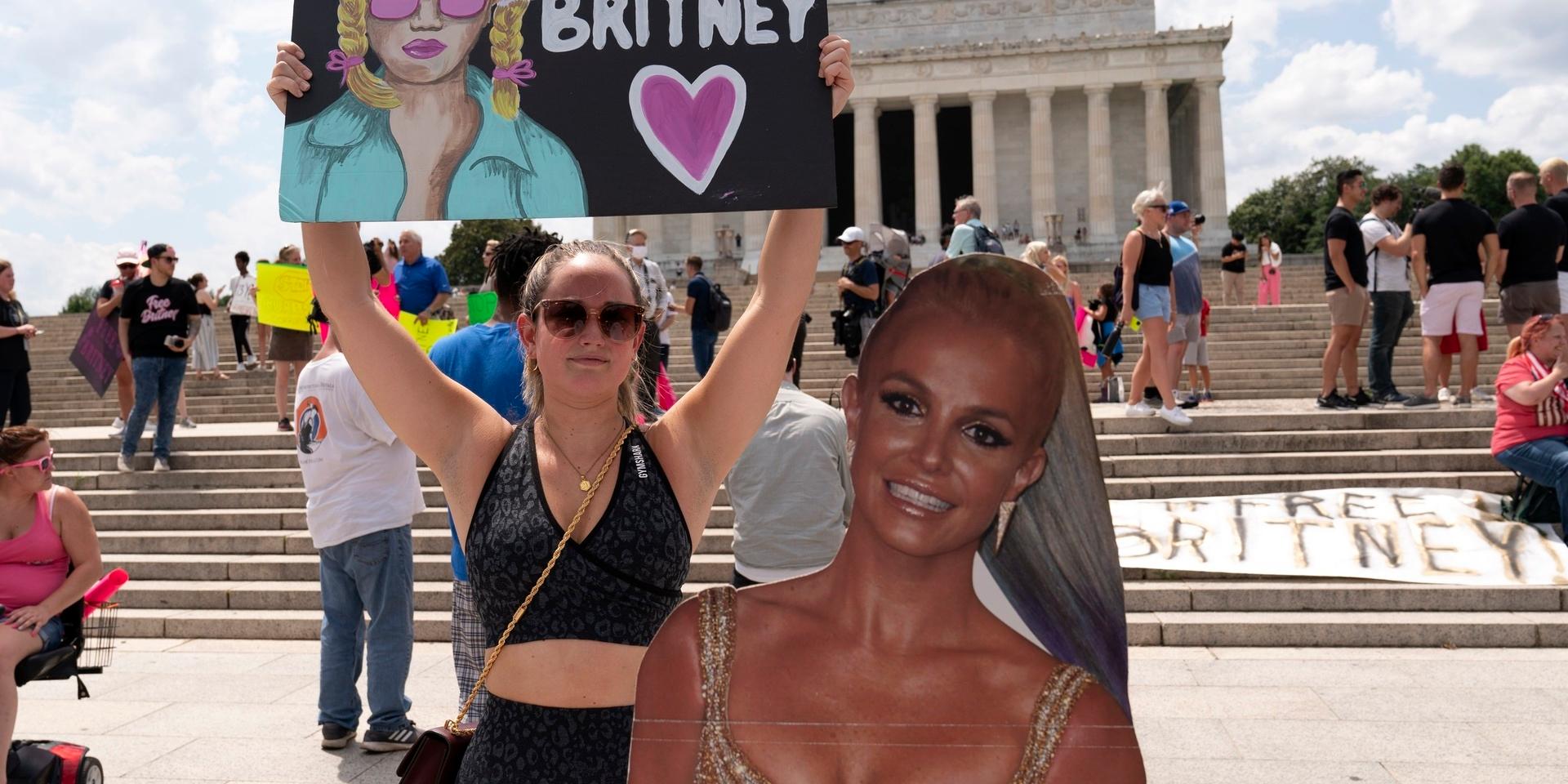 En demonstrant för den så kallade 'Free Britney'-rörelsen protesterar vid Lincolnmonumentet i Washington DC tidigare i juli.