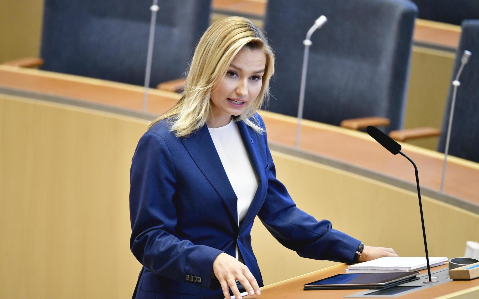 Kristdemokraternas partiledare Ebba Busch (KD) vid riksdagsårets första partiledardebatt i riksdagen. 