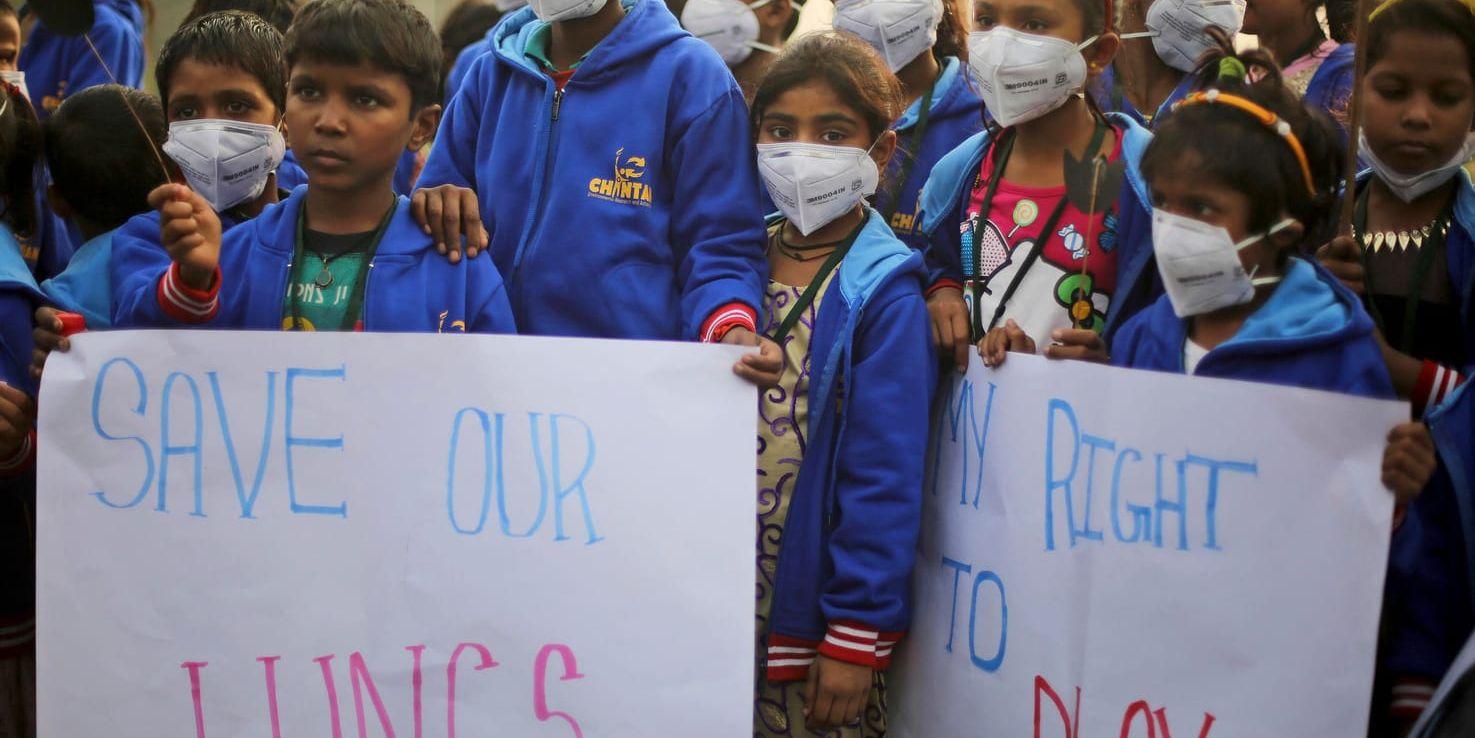 Barn på en skola i Indien deltar i en demonstration mot luftföroreningar i november 2017.