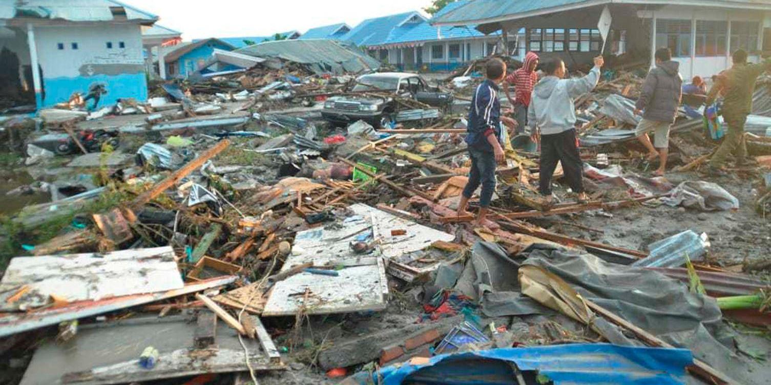 Katastrofen i kuststaden Palu och regionen Donggala i Indonesien har hittills krävt över 800 människors liv. Röda Korset jobbar nu tillsammans med andra hjälporganisationer mot klockan för att rädda så många som möjligt.