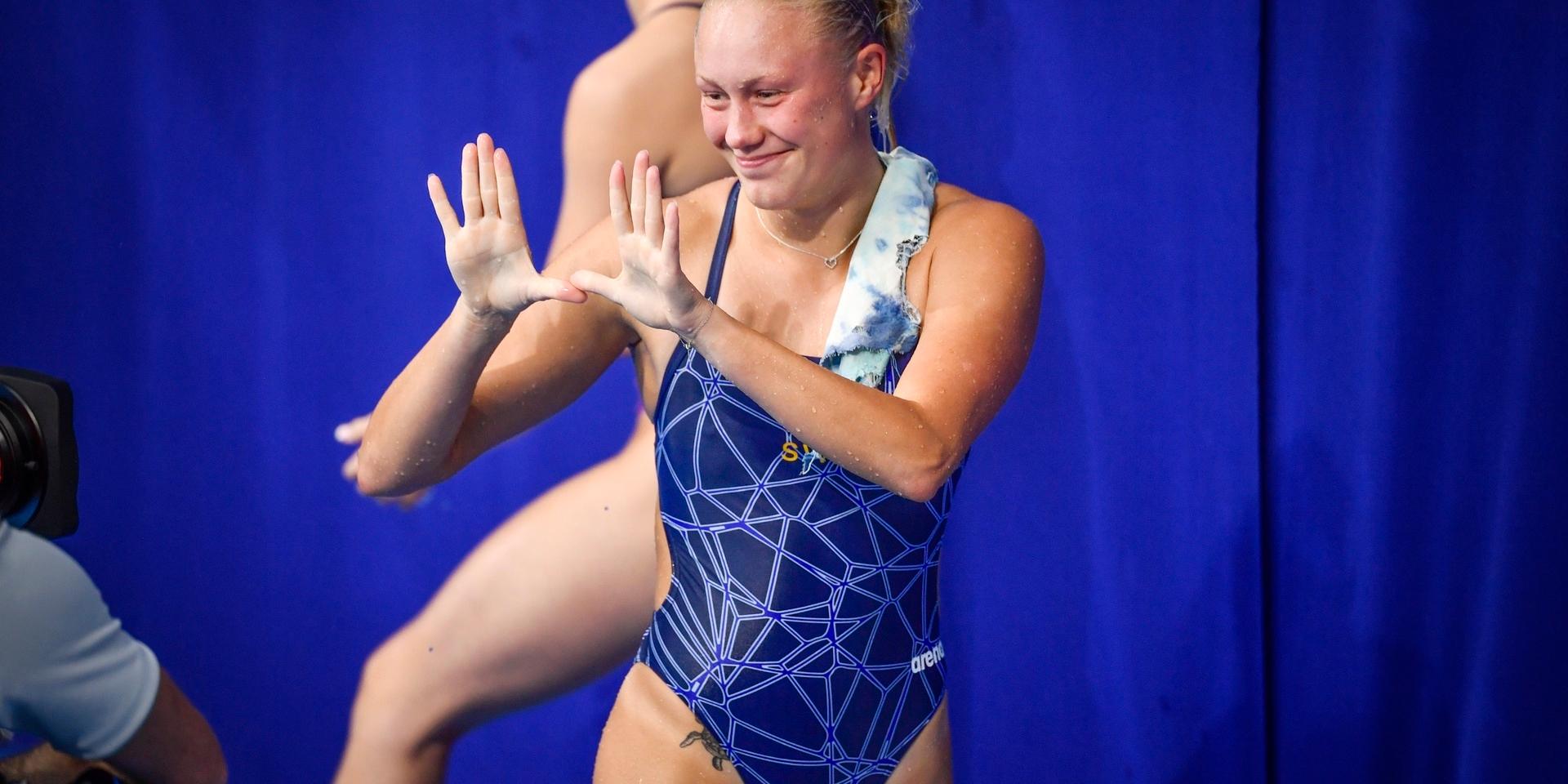 En nöjd Emma Gullstrand som är klar för semifinal på tremeterssvikten i simhopp.