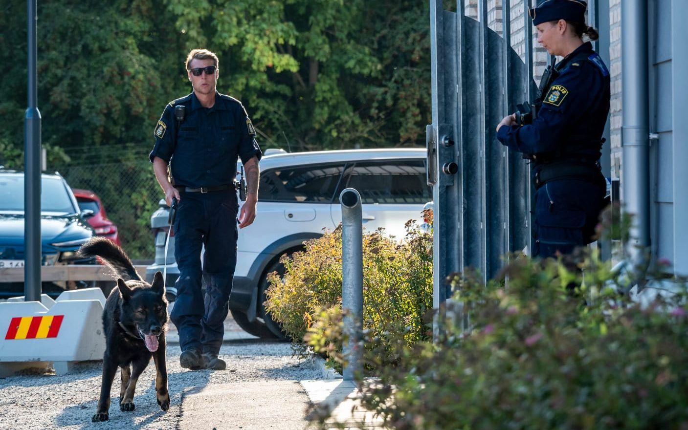 Polis på plats i Staffanstorp den 9 september förra året sedan en äldre kvinna hittats mördad. 