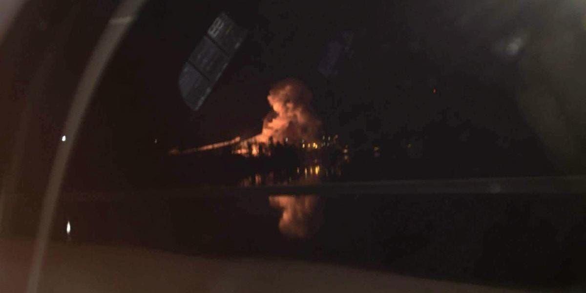 Strax efter 21-tiden på tisdagskvällen togs bilden på rökmolnet vid Vargön Alloys. Bild: Läsarbild