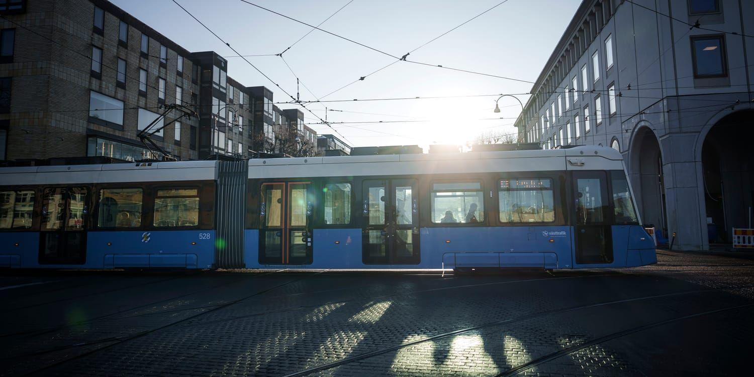 En spårvagn som åker i Göteborg i skolsken.