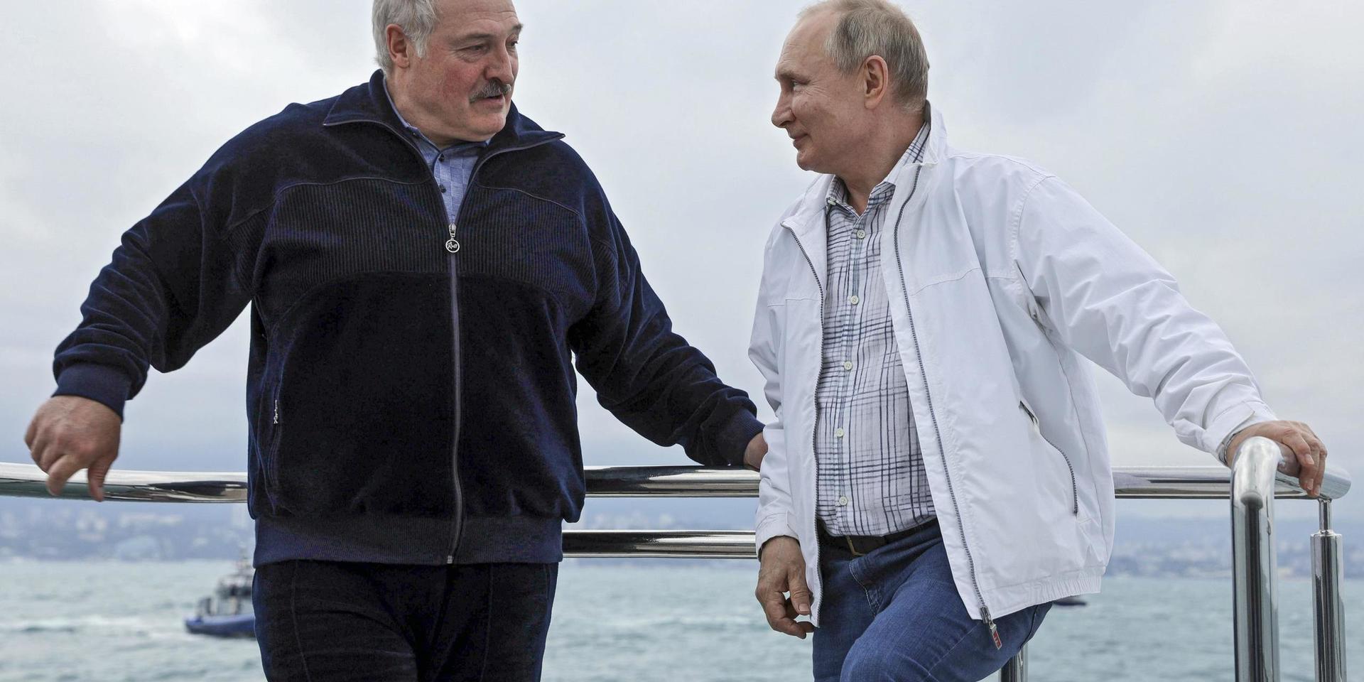 Rysslands president Vladimir Putin, till höger, och Belarus president Aleksandr Lukasjenko under deras möte i Sotji i lördags.