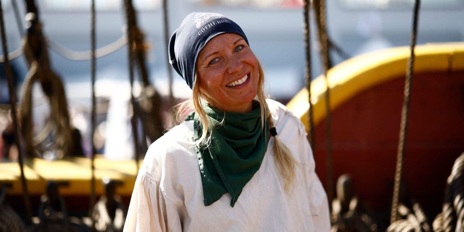 Catarina Nilsson får betala och ta ledigt för att segla med ostindiefararen. Men det är det värt, tycker hon.