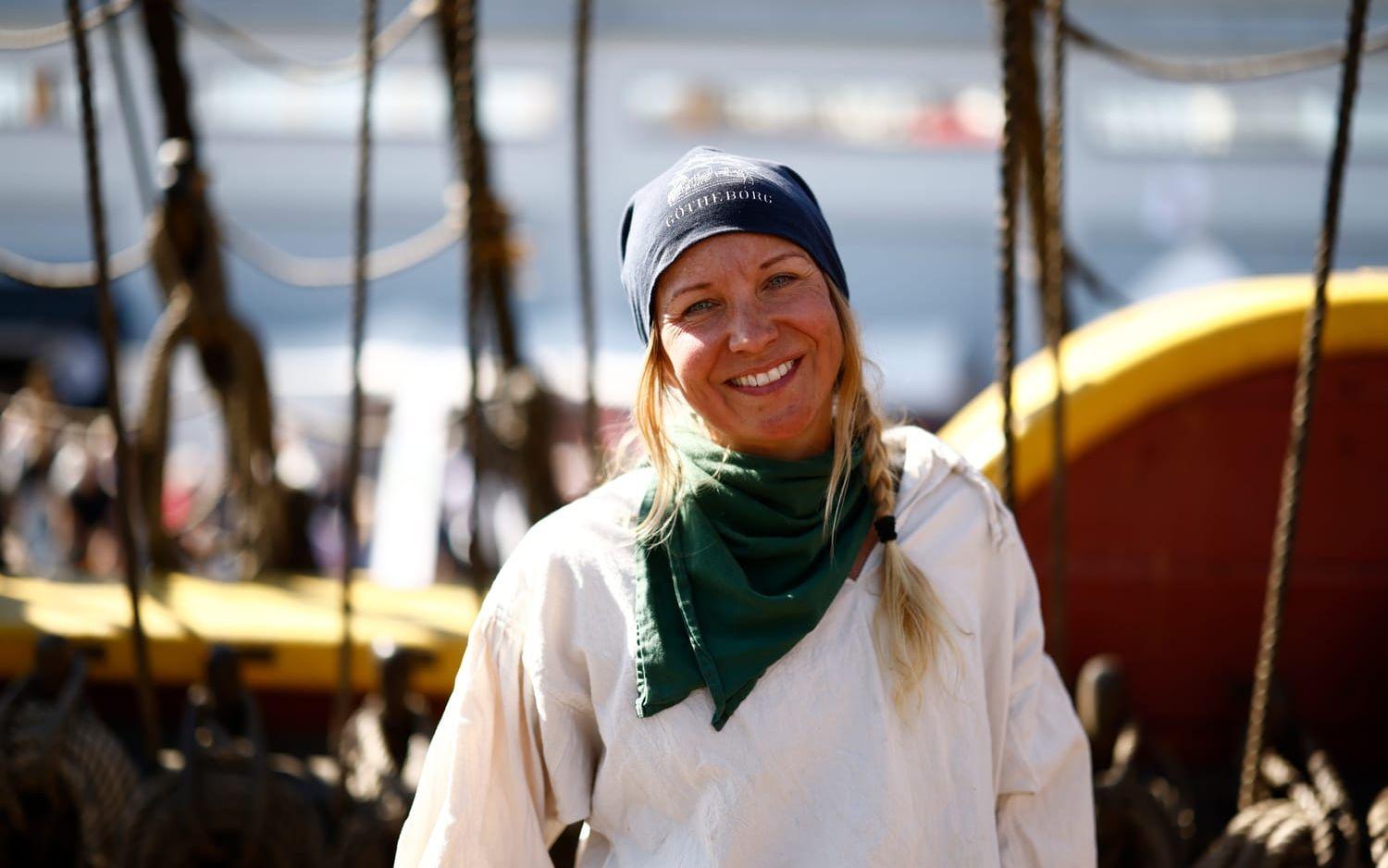 Catarina Nilsson, från Floda, är så kallad jungman, en ny sjöman, som arbetar ombord ostindiefararen medan hon har semester.