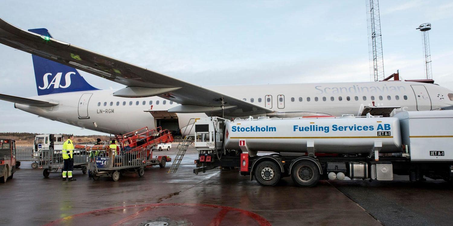 På bilden tankas ett SAS-flygplan på Arlanda flygplats utanför Stockholm. Arkivbild.
