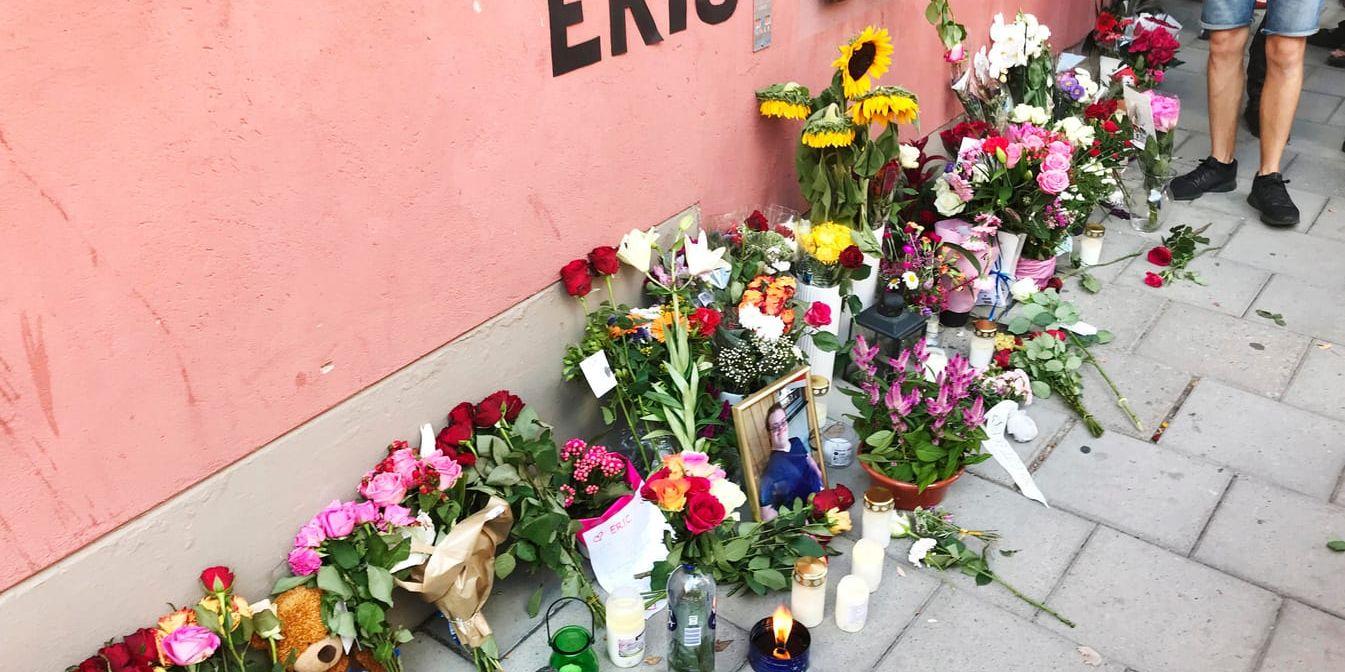 Blommor, ljus och hyllningar vid den plats där Eric Torell blev dödad. Arkivbild.