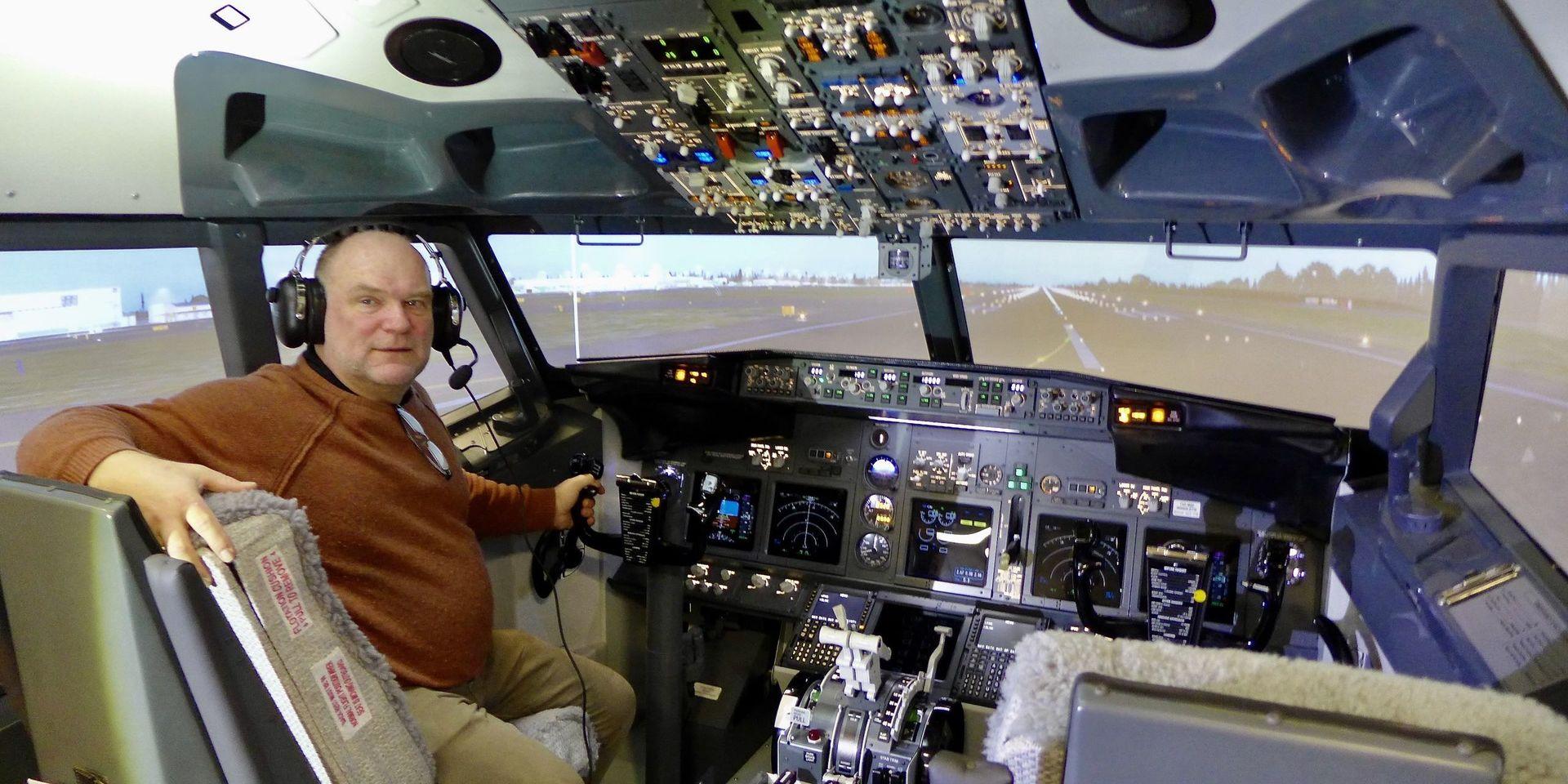 Flygentusiasten Jan Fjeld på plats i cockpiten på sin egen Boeing 737 800-simulator, som numera finns på Aeroseum i Säve, strax norr om Göteborg. &quot;Flygsimulatorn blir ytterligare en attraktion bland alla andra sevärdheter här&quot;, säger han.