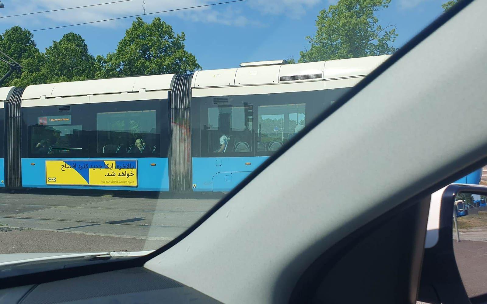 Ikeas reklamskyltar sitter på spårvagnarna i Göteborg.