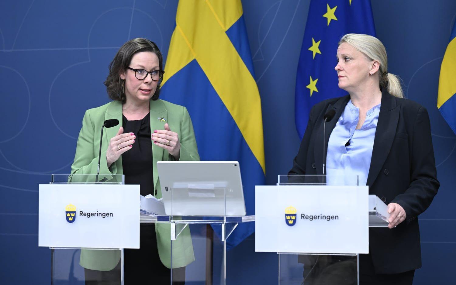 Migrationsminister Maria Malmer Stenergard och Camilla Mårtensen, arbetsmarknadspolitisk talesperson (L) presenterar skärpt försörjningskrav.