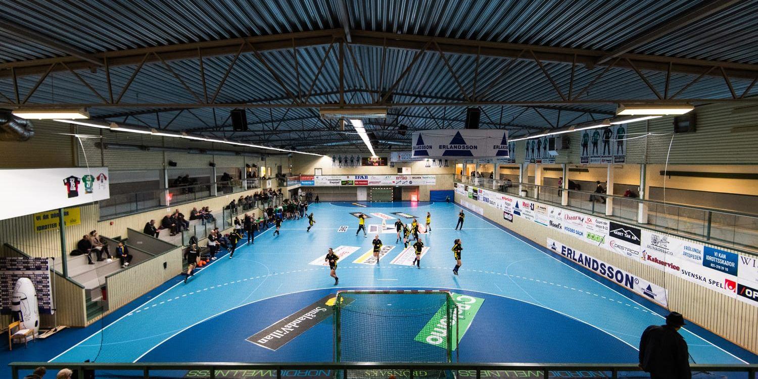 Översiktsbild över interiören i ÖHK-hallen där det pågår en match.
