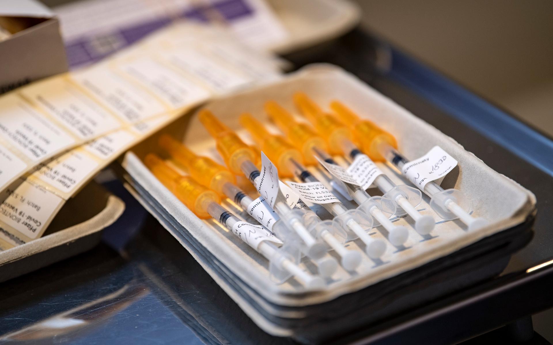 Sprutor med coronavaccinet Comirnaty från Pfizer-Biontech. Arkivbild.