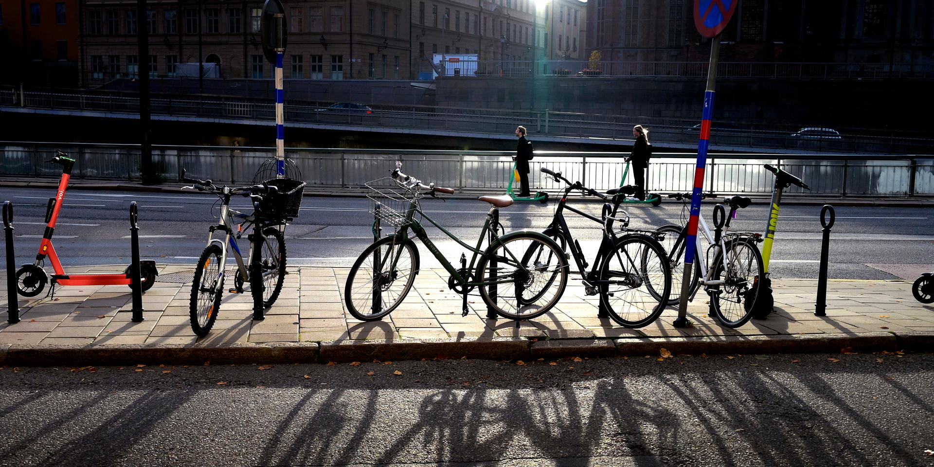 I Danmark måste förare av elsparkcyklar bära hjälm sedan årsskiftet. Arkivbild.