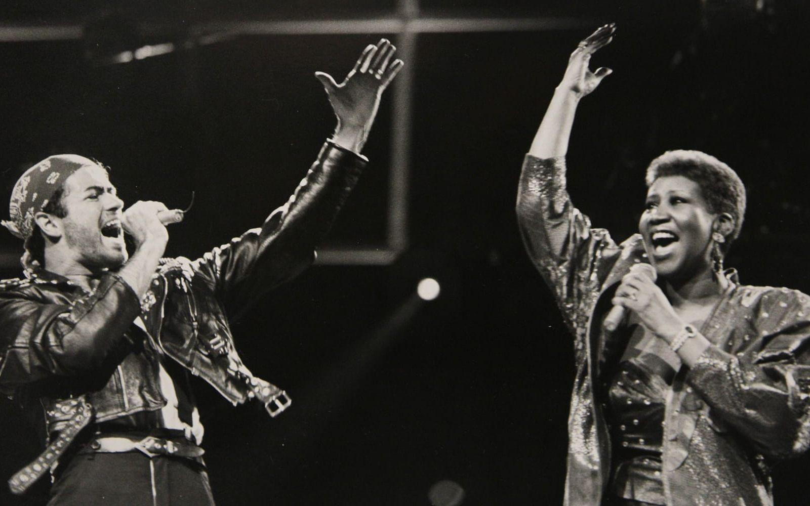 George Michael, här iklädd en skinnjacka tillsammans med Aretha Franklin, under "Faith"-turnén 1988.