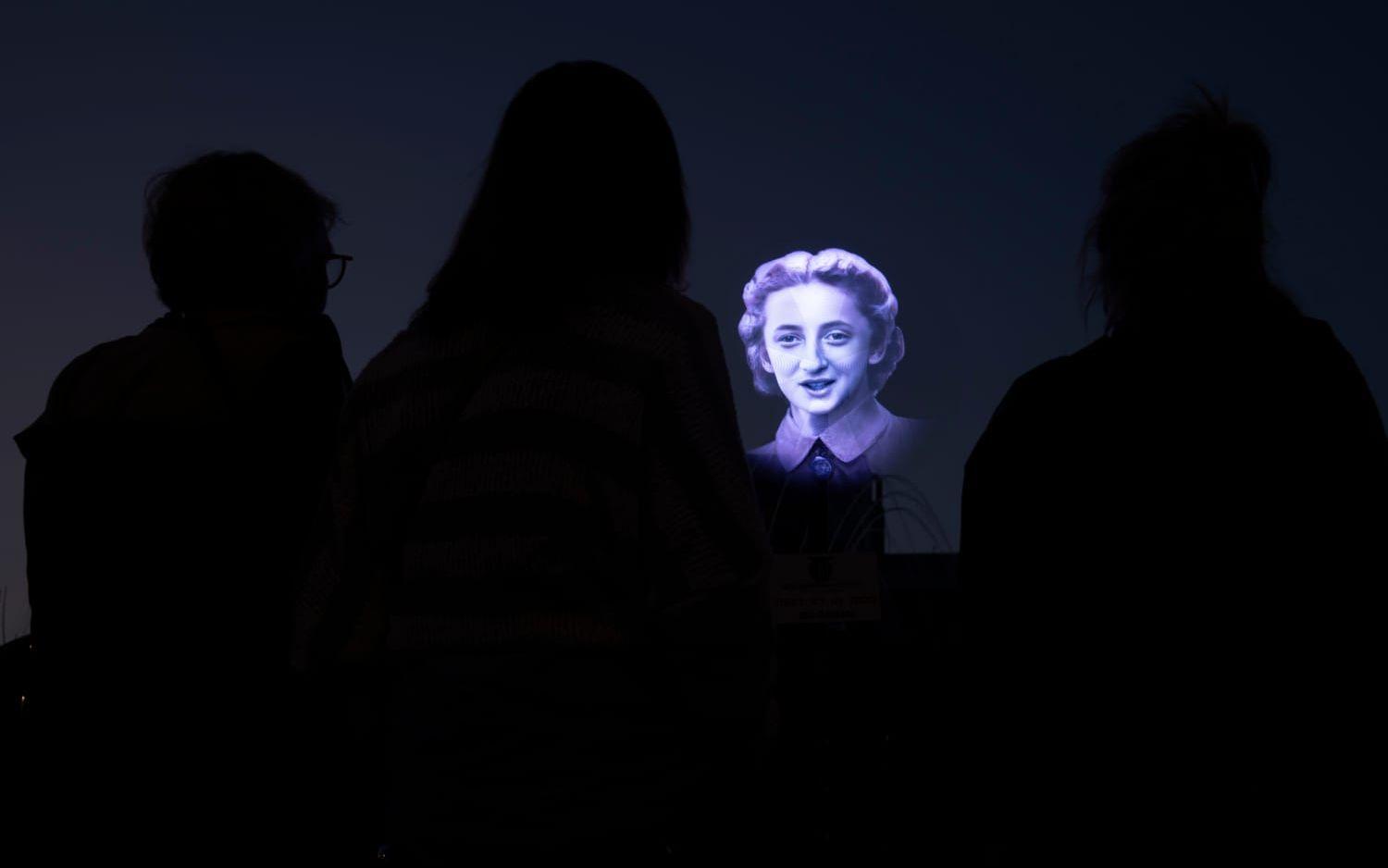 Ett hologram av Hanna Levin, en judinna som dödades i Förintelsen vid Israels minnesdag för Förintelsen. Arkivbild.