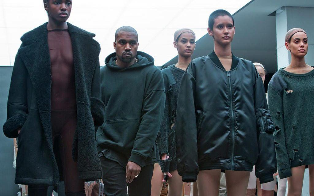 Kanye West tillsammans med modeller under en visning av hans Adidas-kollektion under hösten 2015. Foto: TT.