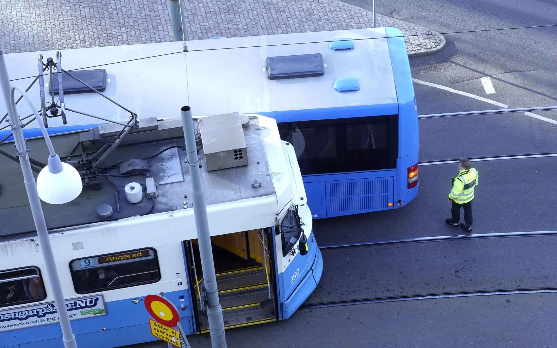 Tidigare körde en spårvagn och en buss ihop på Åkareplatsen.