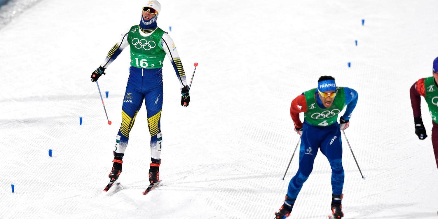 Calle Halfvarsson ger upp i kampen om medaljerna. Norge vann före OAR och Frankrike.