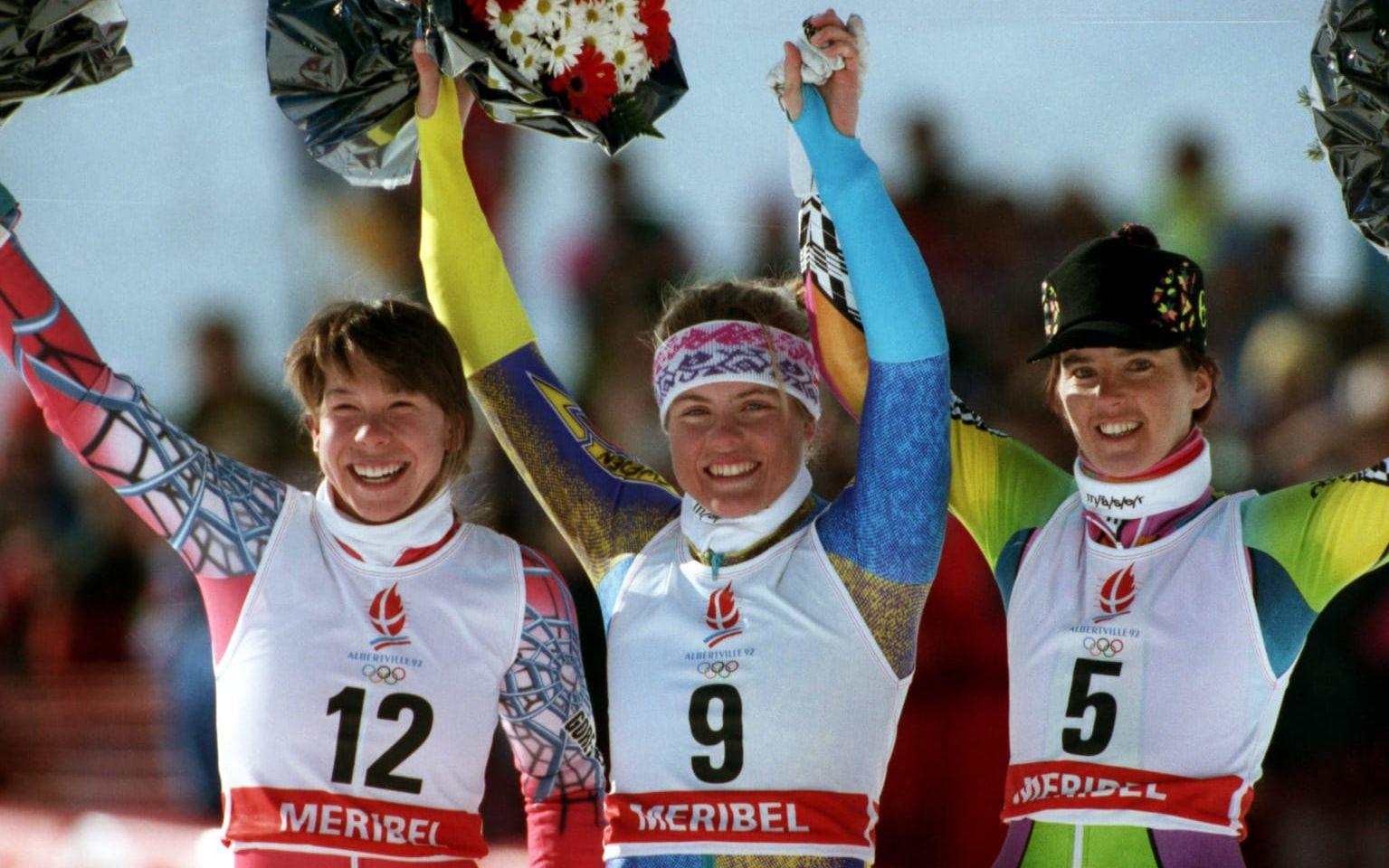 Hon vann också två OS-guld, här firar hon på pallen efter storslalomen i Albertville 1992.