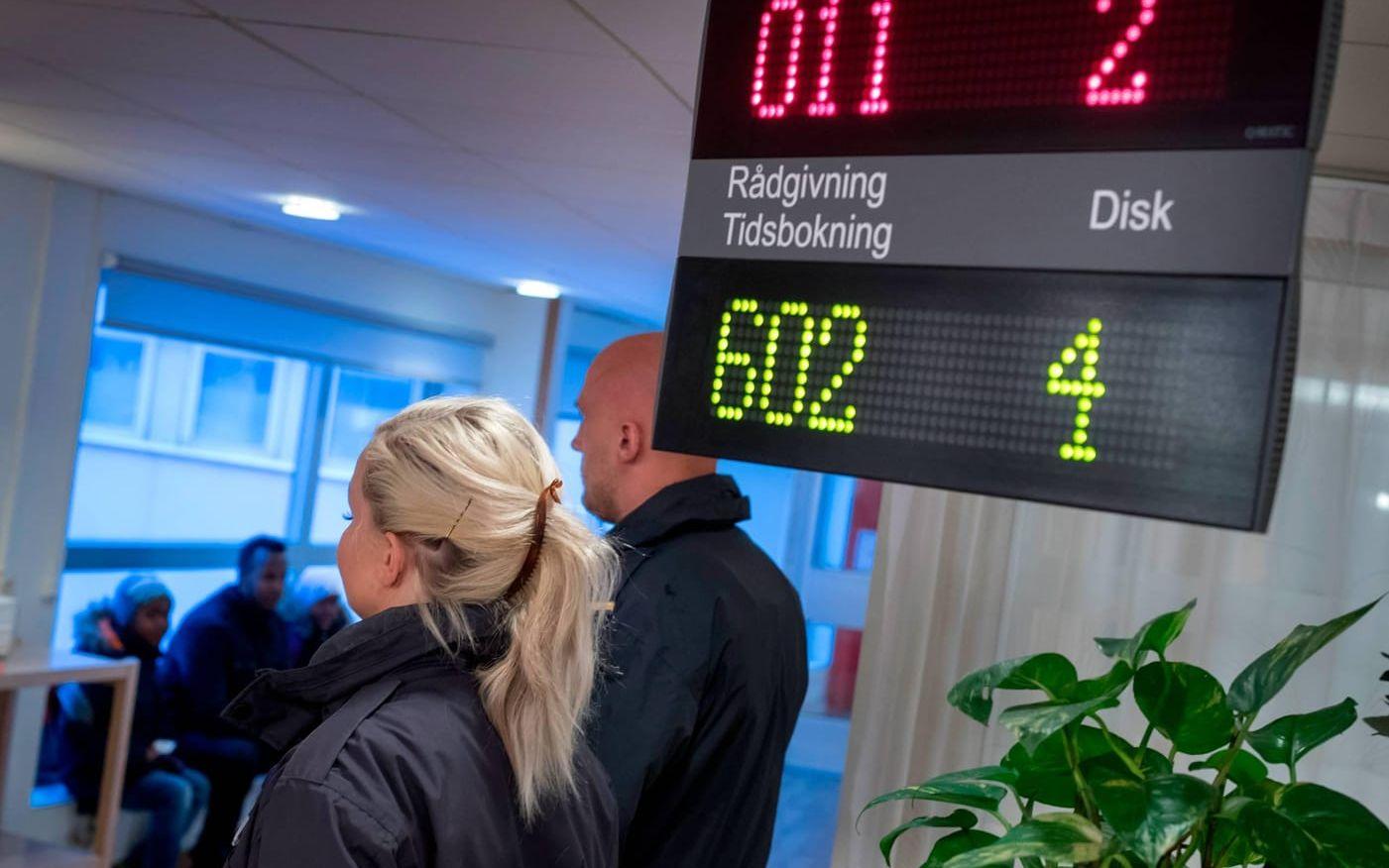 Sedan förra veckan möts de sökande på Närhälsans vårdcentral i Biskopsgården av väktare. FOTO: Thomas Johansson