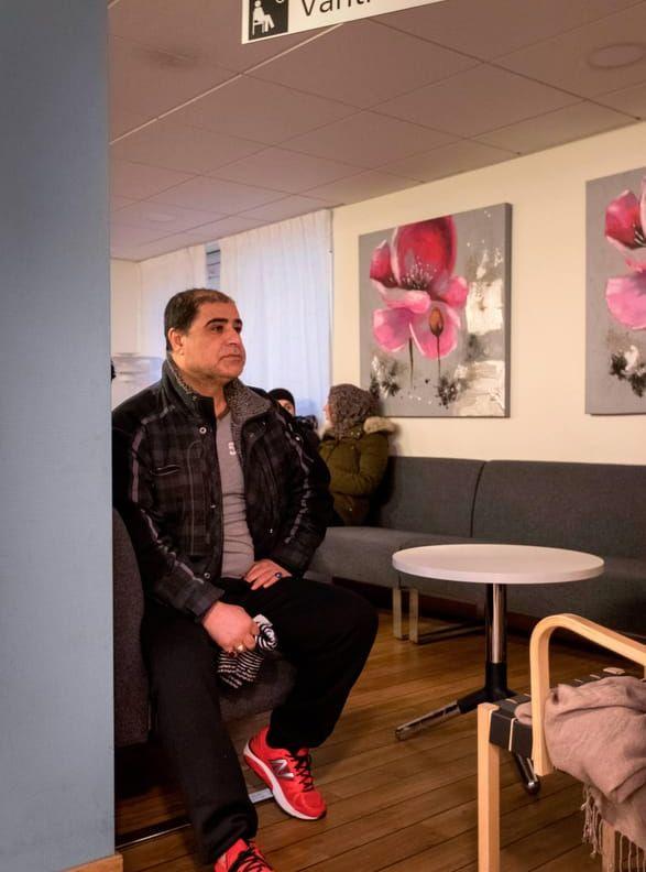 "Man känner sig som en brottsling," säger Habib Rahimi som är på plats för att få hjälp med sitt knä. FOTO: Thomas Johansson
