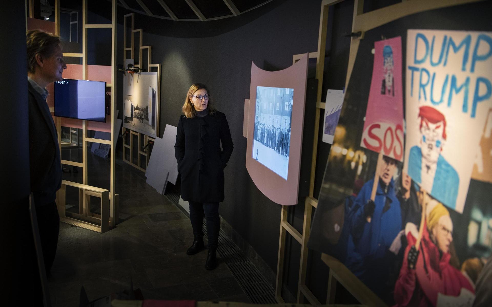 Kristan Wedel från GP och Marie Hellervik från Göteborgs Stadsmuseum diskuterar den kommande utställningen ”Inzoomat”.